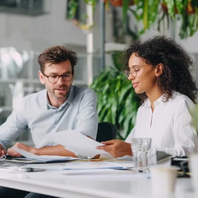 Équipe en discussion devant des outils de dashboard